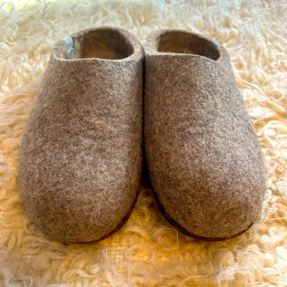 Tova Norwegian wool slippers size 7. - Picture 3 of 12